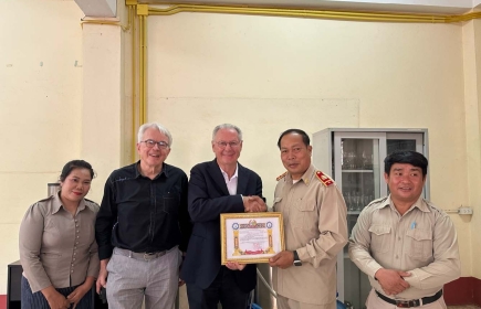 Überreichung «Certificate of Appreciation» vom Technical College Savannakhet zum Abschied von Michael Biedermann